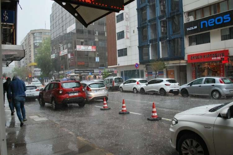 İzmir'e dolu sürprizi haberinin görseli