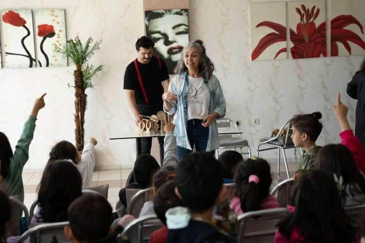 İzmir Şehir Tiyatrosundan afetzede çocuklara özel oyun haberinin görseli