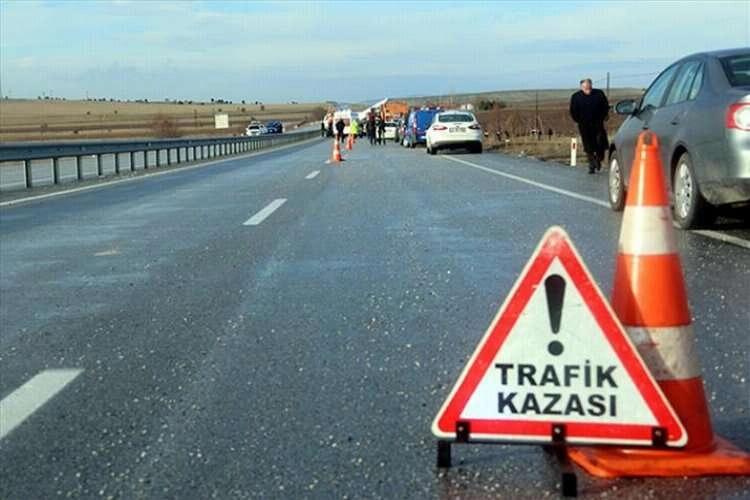 İzmir'de feci kaza kamyonla tır çarpıştı haberinin görseli