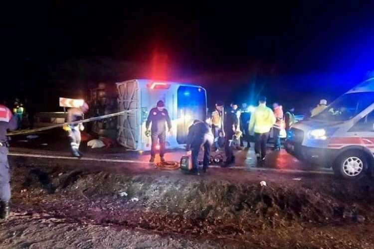 Deprem bölgesinden dönen belediye personellerini taşıyan otobüs devrildi haberinin görseli