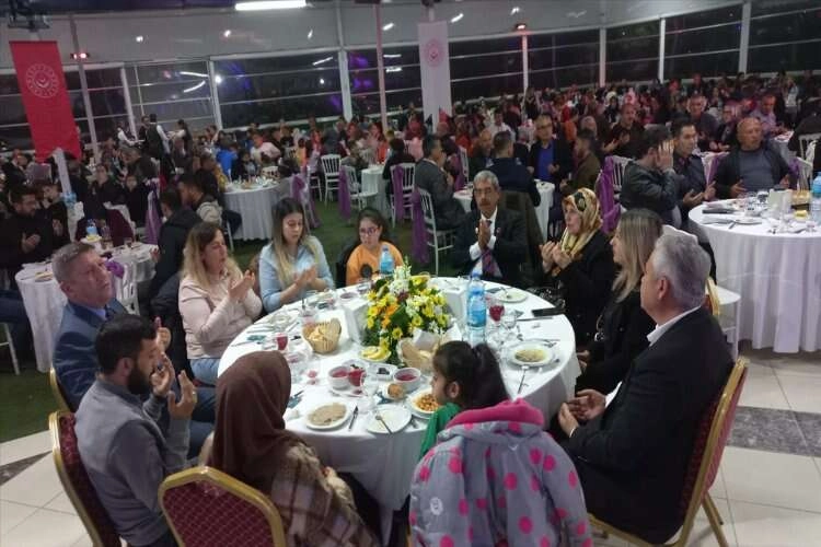 Ödemiş'te depremzedelere iftar haberinin görseli