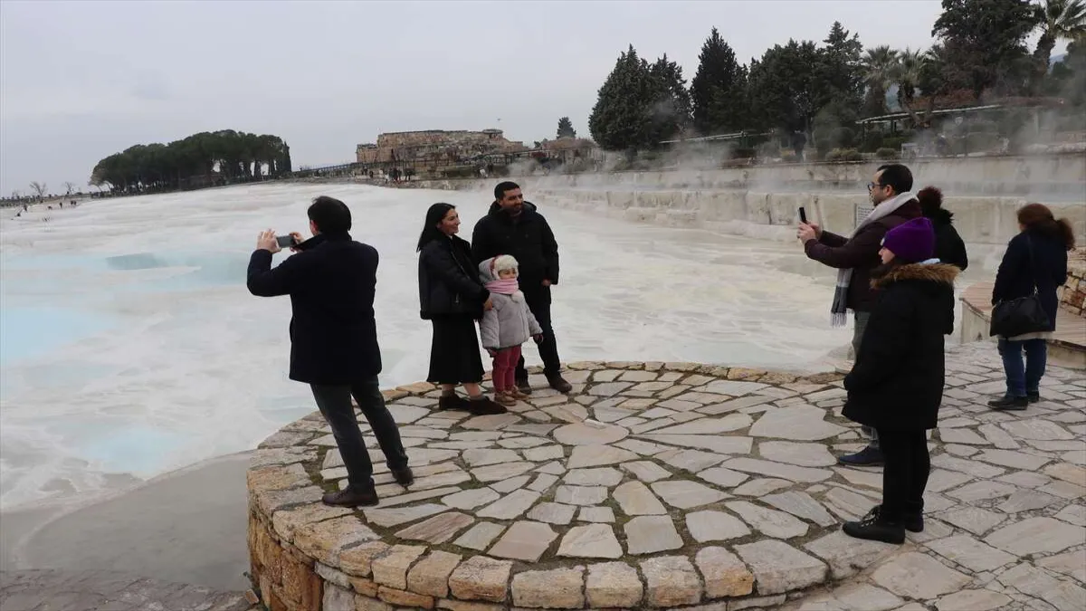 Pamukkale&#039;ye yoğun ilgi... Ziyaretçi sayısı her yıl artıyor