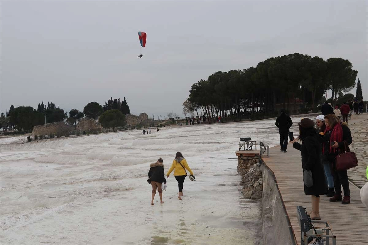 Pamukkale'ye yoğun ilgi... Ziyaretçi sayısı her yıl artıyor