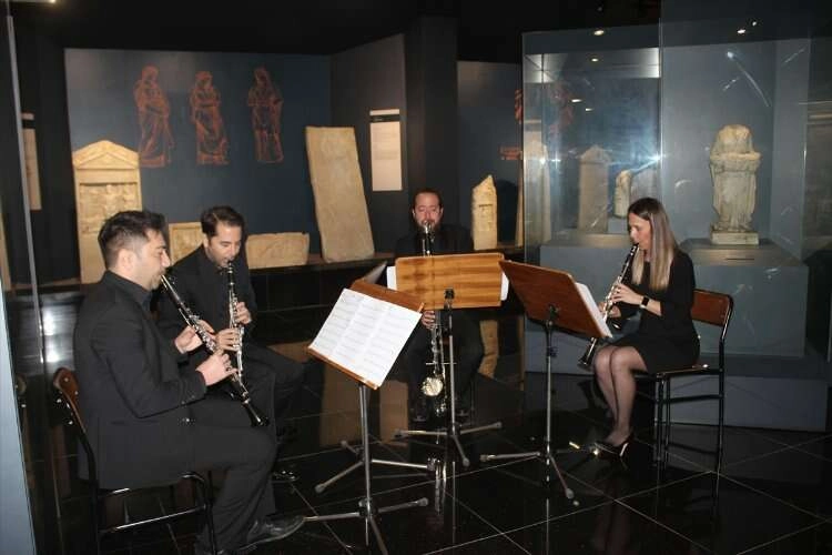 İZDOB sanatçılarından müzede konser haberinin görseli