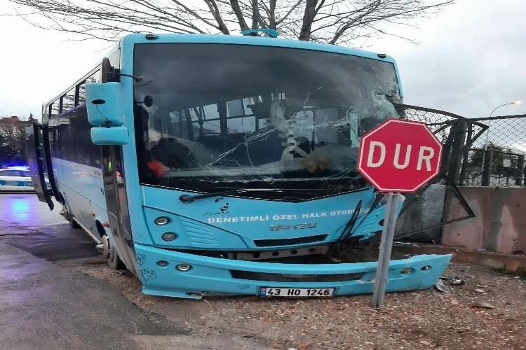 Halk otobüsü otomobille çarpıştı haberinin görseli