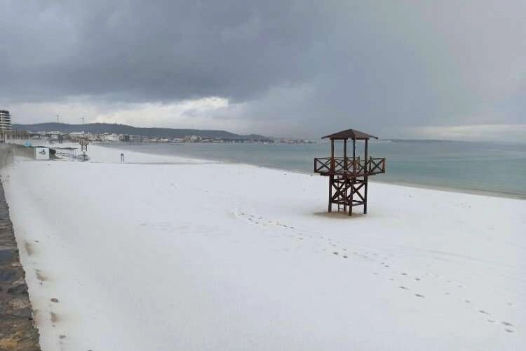 Çeşme beyaza büründü görenler şok oldu haberinin görseli