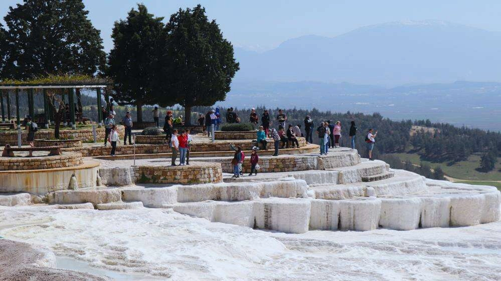 Pamukkale'de ziyaretçi sayısı 100 bin arttı