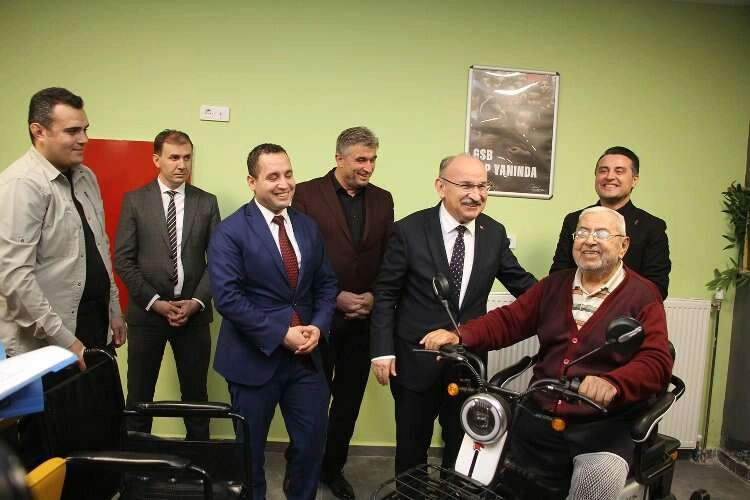 Manisa Valisi'nden engelli depremzedeye hediye haberinin görseli