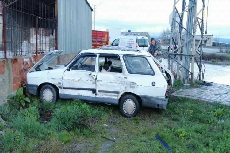 Kütahya'da otomobil ve kamyonet çarpıştı haberinin görseli