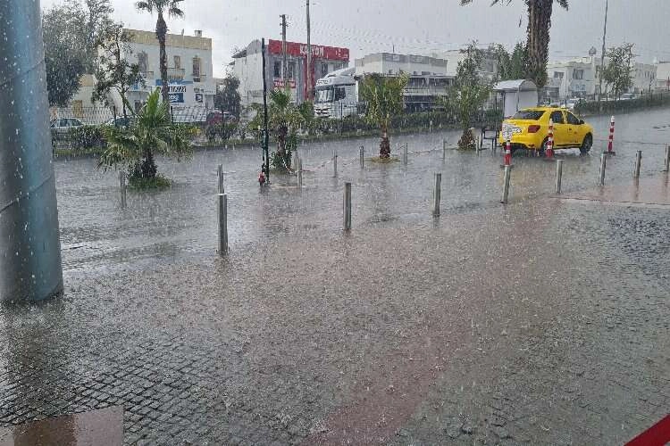 Muğla sağanak yağış ve doluya teslim oldu