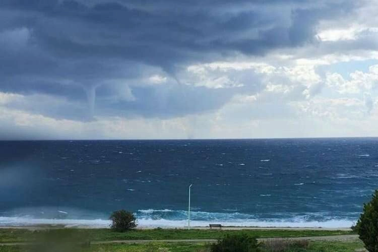 İzmir Menderes'te hortum paniği!    haberinin görseli