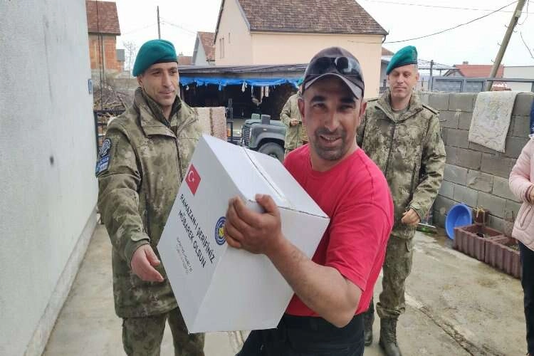 Mehmetçik, Kosova'da Ramazan kolisi dağıttı    haberinin görseli