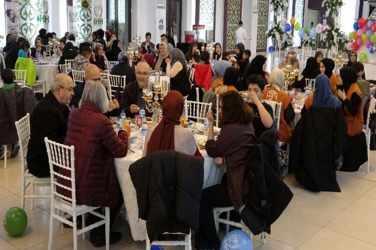 Kütahya İHH, yetim çocuklarla iftar programında buluştu haberinin görseli