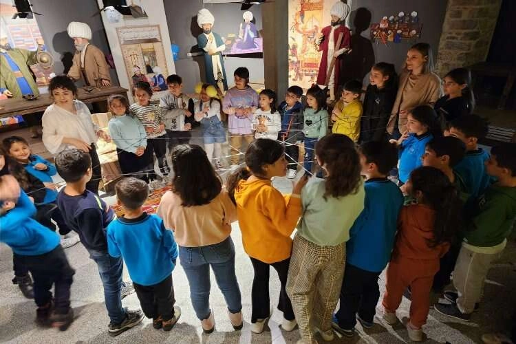 İzmir'de Anadolu Masalları Atölyeleri aralıksız devam ediyor haberinin görseli
