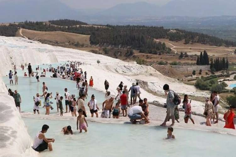 Pamukkale'de ziyaretçi sayısı 100 bin arttı haberinin görseli