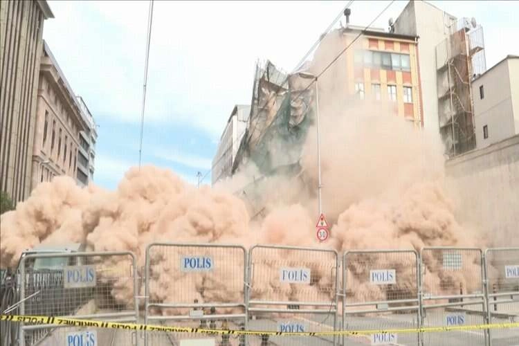 İstanbul’da 5 katlı metruk bina çöktü haberinin görseli