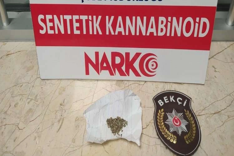 Arabasından attığı kağıt parçasıyla yakayı ele verdi haberinin görseli