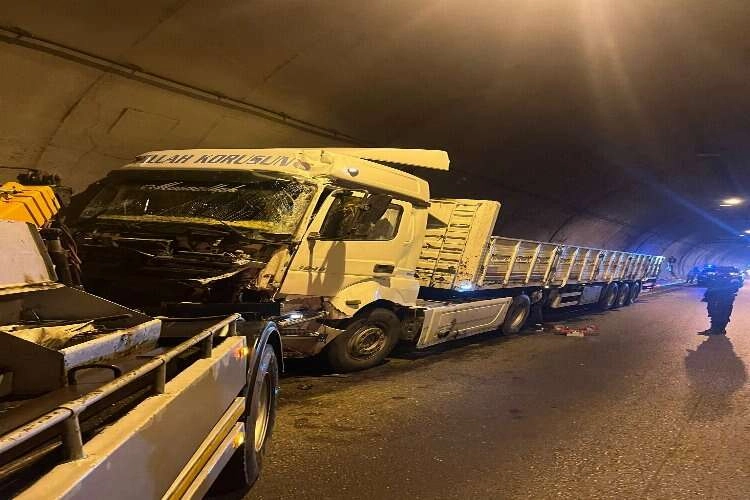Tır şoförü, tünel duvarına çarparak durabildi haberinin görseli