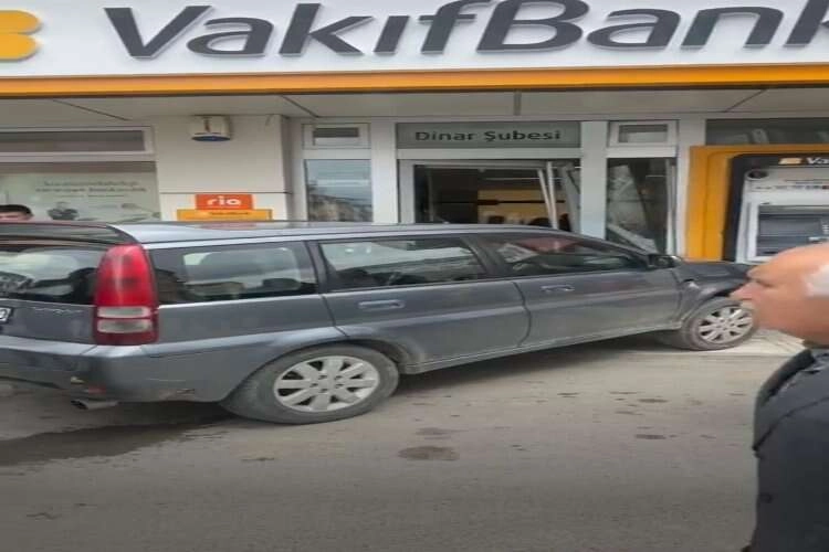 Kontrolden çıkan araç banka şubesine girdi haberinin görseli