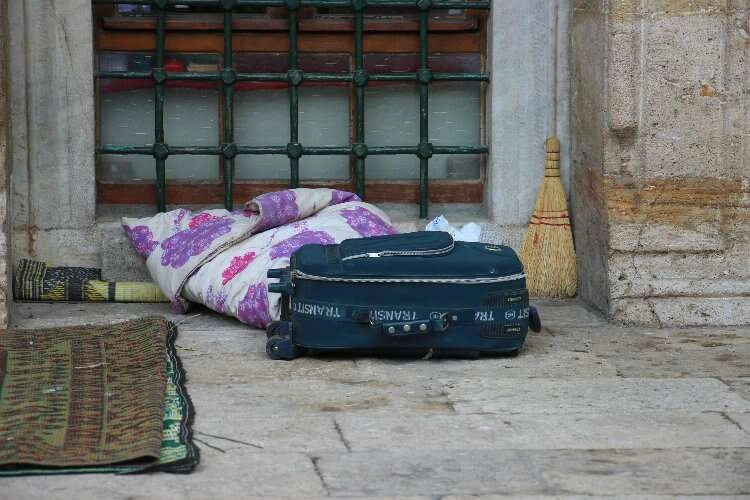 Bomba sandılar valizden battaniye çıktı haberinin görseli