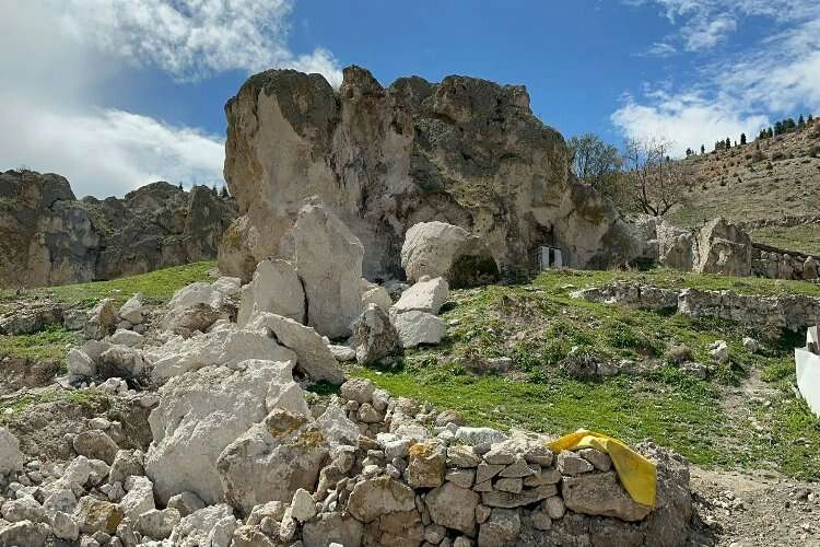 Afyonkarahisar'da kaya parçaları yerleşim yerine düştü haberinin görseli