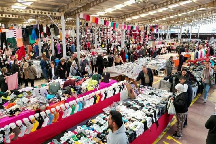 Aliağa'da sosyete pazarı açıldı haberinin görseli