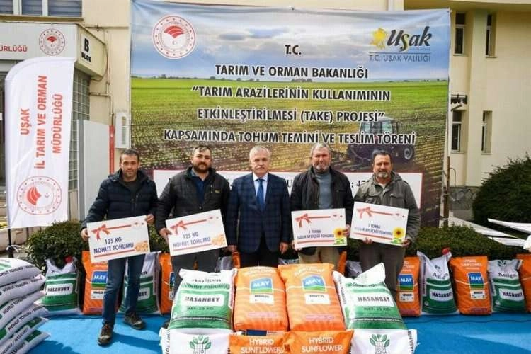 Uşak'ta bin torba ayçiçek tohumu dağıtıldı haberinin görseli