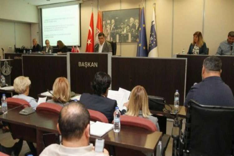 Karşıyaka’ da ‘Çarşı’da engelli’ ve ‘maaş krizi’ tartışması! haberinin görseli