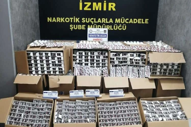 İzmir'de kırmızı-yeşil reçeteli ilaç operasyonu haberinin görseli