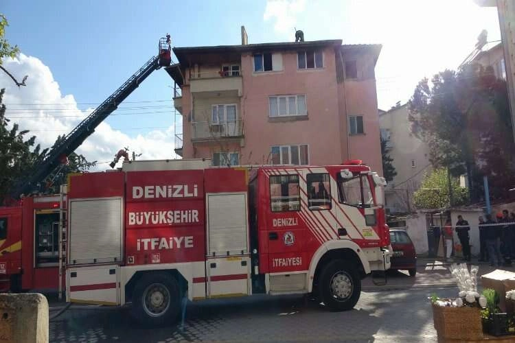 Denizli'de bir binanın çatısında yangın çıktı haberinin görseli