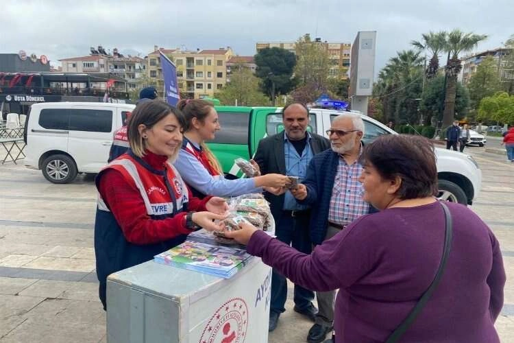 Aydın'da sokak hayvanları için ücretsiz mama dağıtıldı haberinin görseli