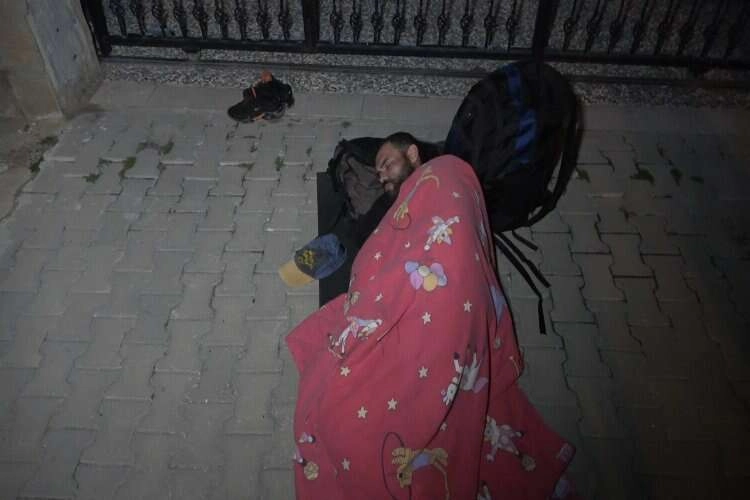 Lojmanda yer bulamayınca evini sokağa taşıdı haberinin görseli