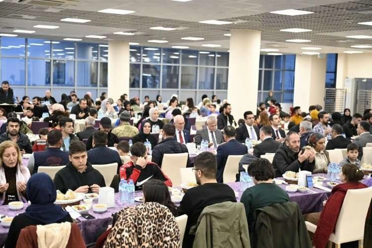 Uşak Üniversitesi, iftarda depremzedeleri misafir etti haberinin görseli