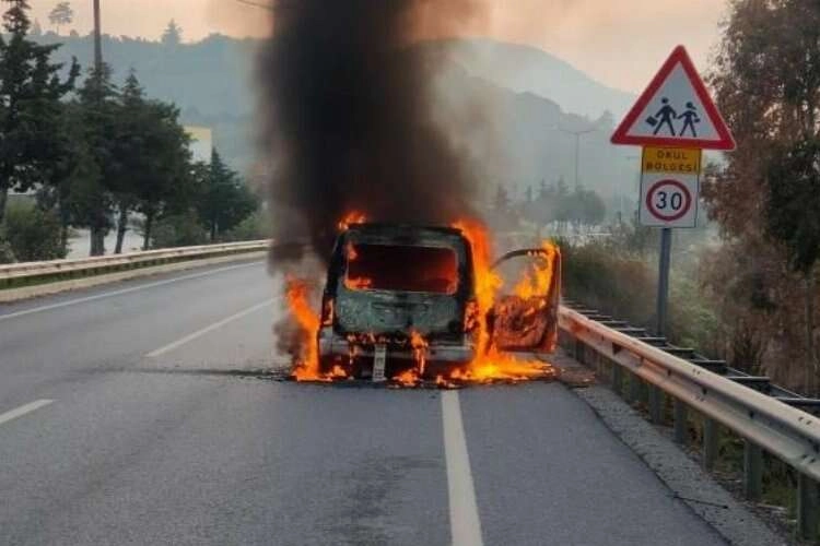 Seyir halindeki araç cayır cayır yandı haberinin görseli