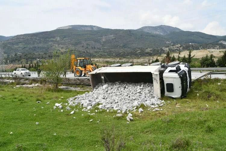 Aydın Söke'de kamyon devrildi haberinin görseli