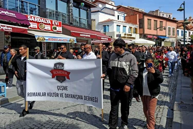 Çeşme sokaklarında Roman havaları haberinin görseli