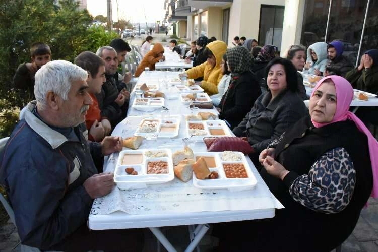 Torbalı Belediyesi'nden depremzedeler için iftar haberinin görseli