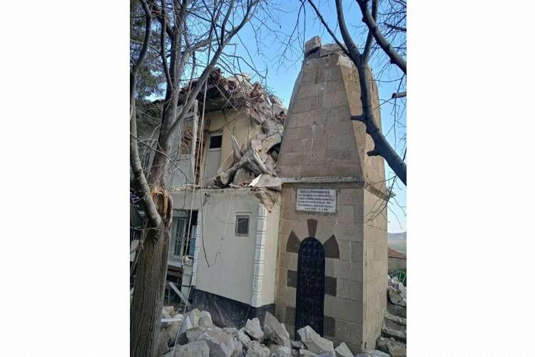  Kırşehir'de cami minaresi şiddetli rüzgarda yıkıldı haberinin görseli
