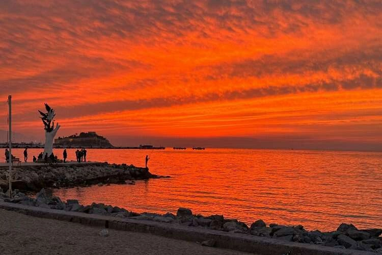 Kuşadası'nda gün batımı izleyenleri büyüledi haberinin görseli
