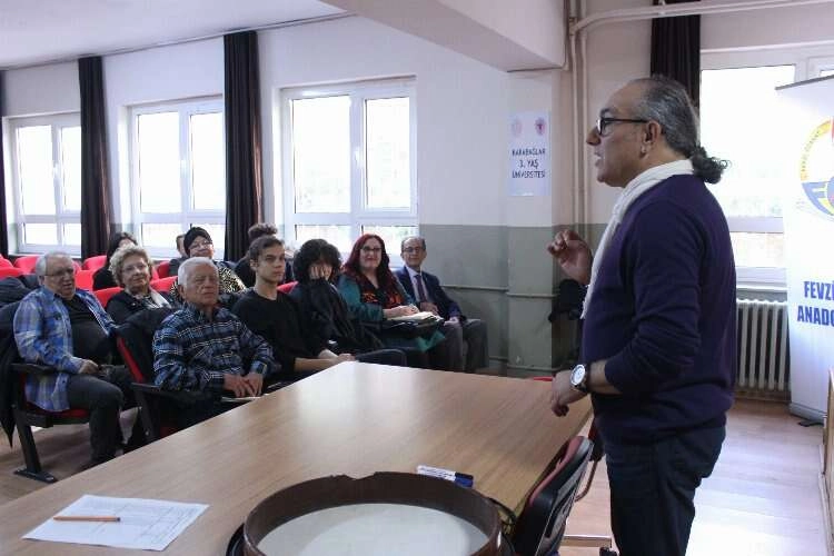 Bu okulda öğrenmenin yaşı yok: Mutluluk Üniversitesi haberinin görseli