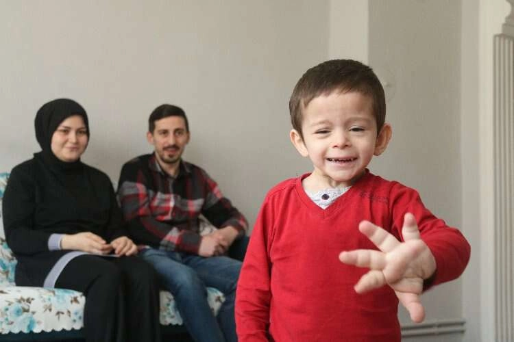 Küçük Efe'nin el ve ayakları orantısız büyüyor haberinin görseli