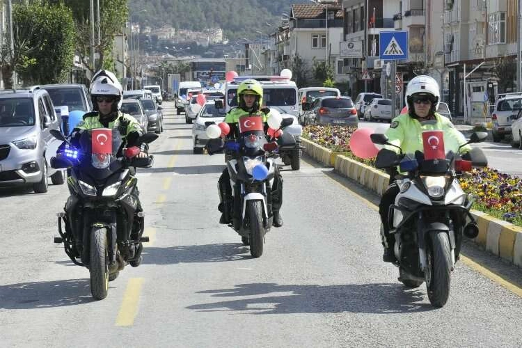 Fethiye'de polisten anlamlı kortej haberinin görseli