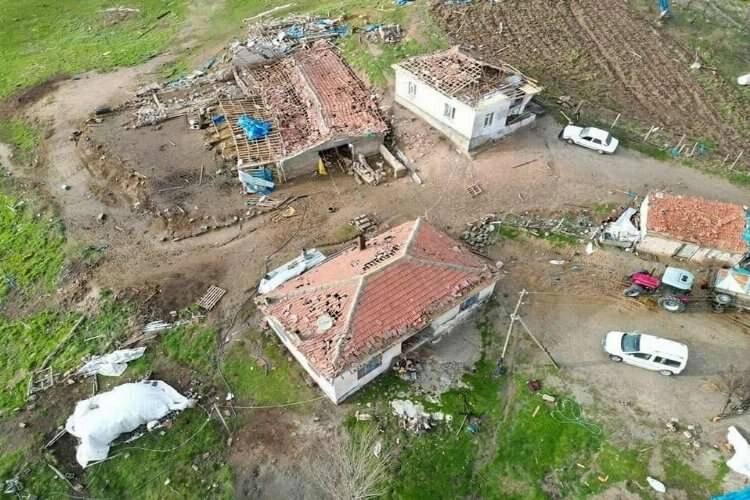 Aksaray’da fırtına ve hortum yıktı geçti haberinin görseli