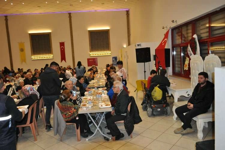 Buca’da kalpleri ısıtan  “iftar” organizasyonu haberinin görseli
