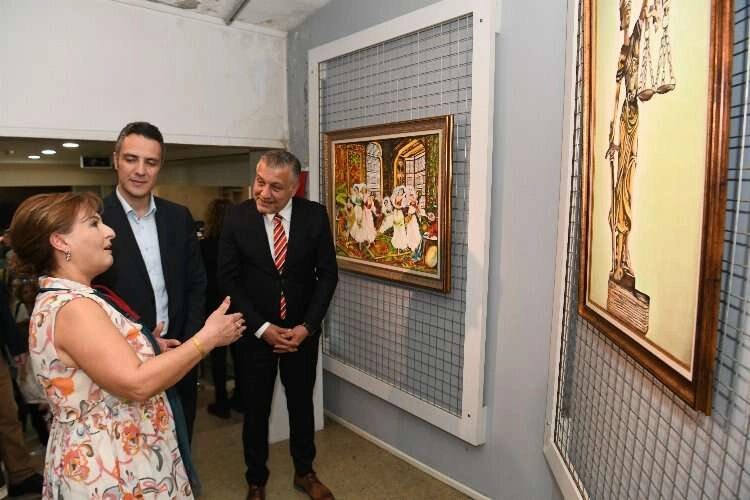 Babası resimle tanıştırdı, boyalarıyla sergi açtı haberinin görseli