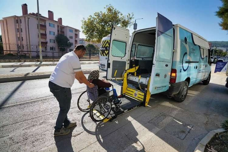 Gaziemir Belediyesi’nden hasta ve engellilere nakil hizmeti haberinin görseli
