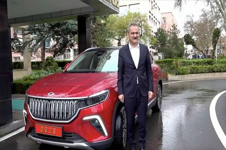 Bakan Özer, yerli ve milli otomobil Togg'u kullandı haberinin görseli