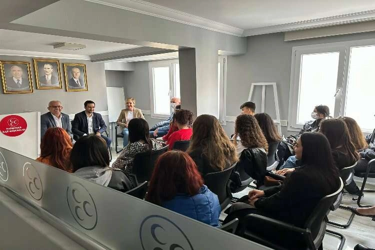 MHP Karşıyaka’da gençler sorularını sordu yöneticiler cevapladı haberinin görseli