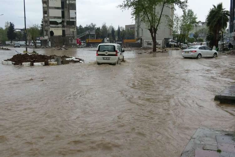 Adıyaman'da dolu ve yağmur yaşamı felç etti haberinin görseli