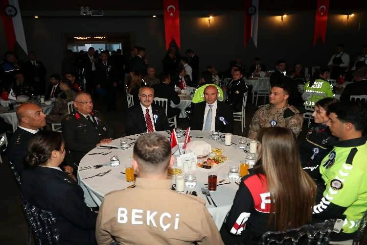 İzmir Emniyeti iftar yemeğinde buluştu haberinin görseli